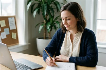 Femme concentrée travaillant à son bureau moderne