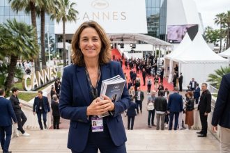 Femme prenant la parole lors d'une conférence à Cannes